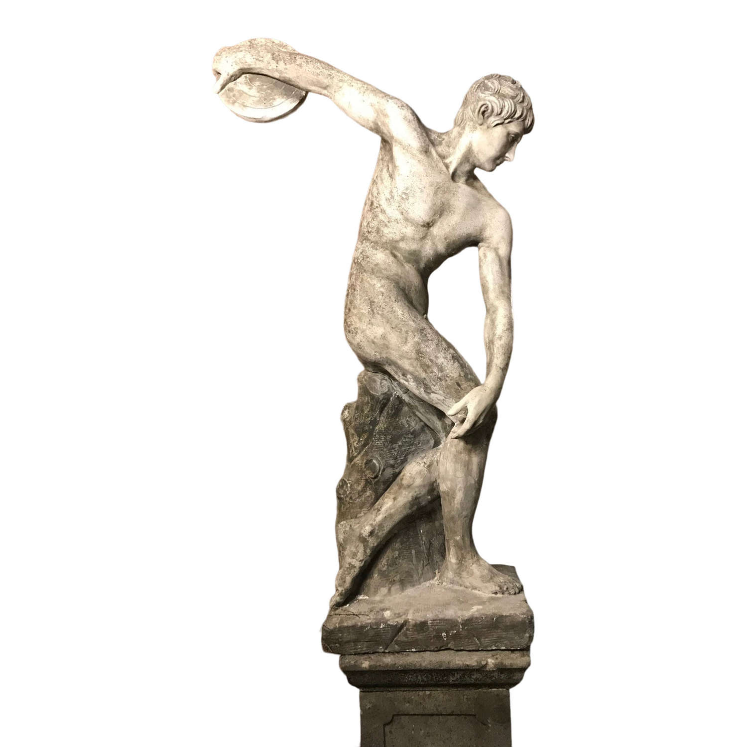 AFTER THE ANTIQUE, A LARGE 20th C PLASTER FIGURE OF A DISCUS THROWER